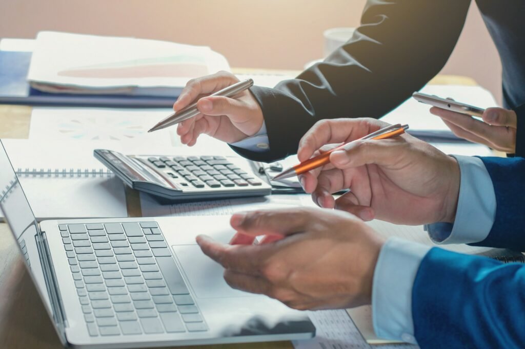 Pessoas fazendo terceirização contabil