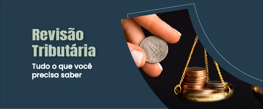 baner com o fundo azul com o titulo revisão tributária tudo o que você precisa saber a esquerda com uma imagem de uma balança com medas a direita